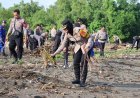 100 Personel Gabungan Polri Laksanakan Gotong Royong Gerakan Indonesia Asri di Pantai Saliper Ate